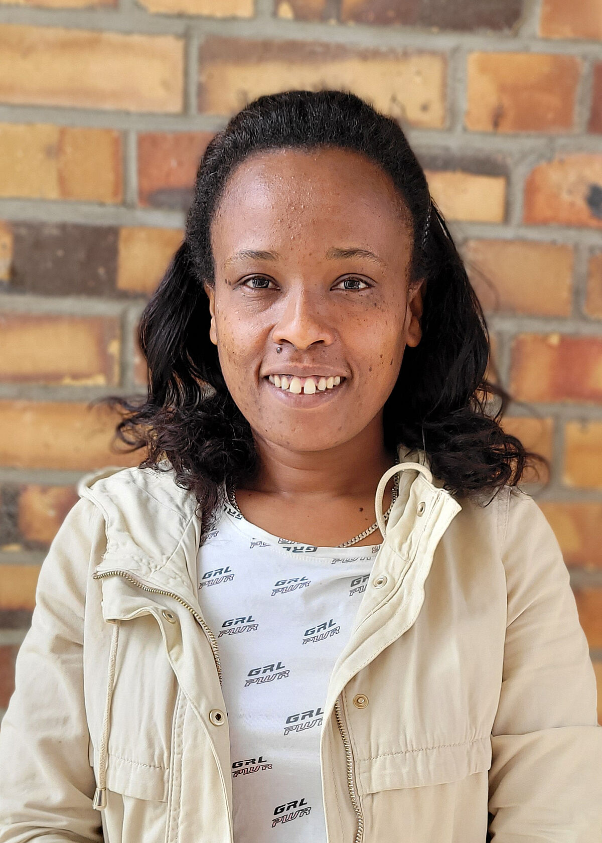 Portrait Dr. Gebeyanesh Worku Zerssa vor einer Steinwand
