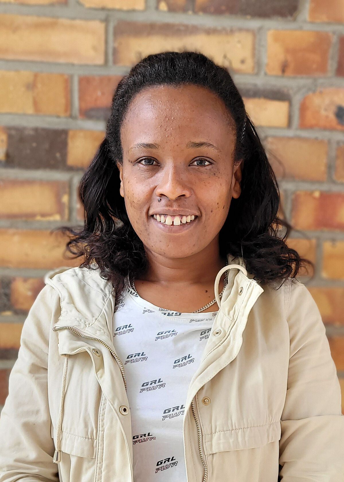 Portrait Dr. Gebeyanesh Worku Zerssa in front of a stone wall