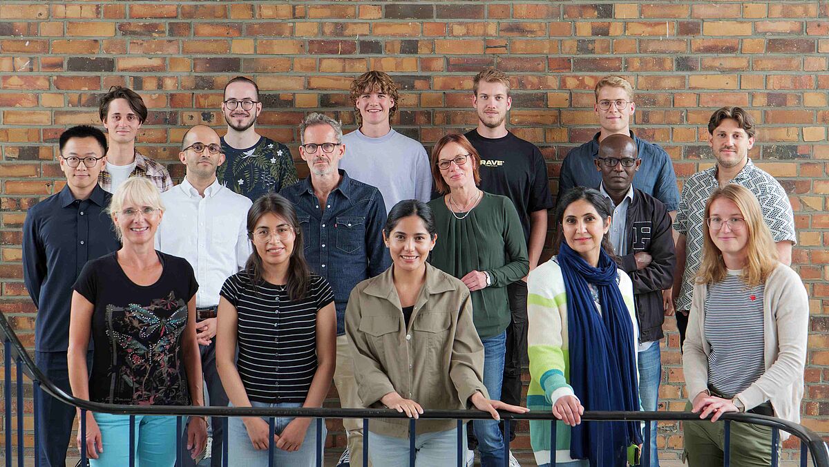 Employees of the profesorship agronomy in front of  a brickwall