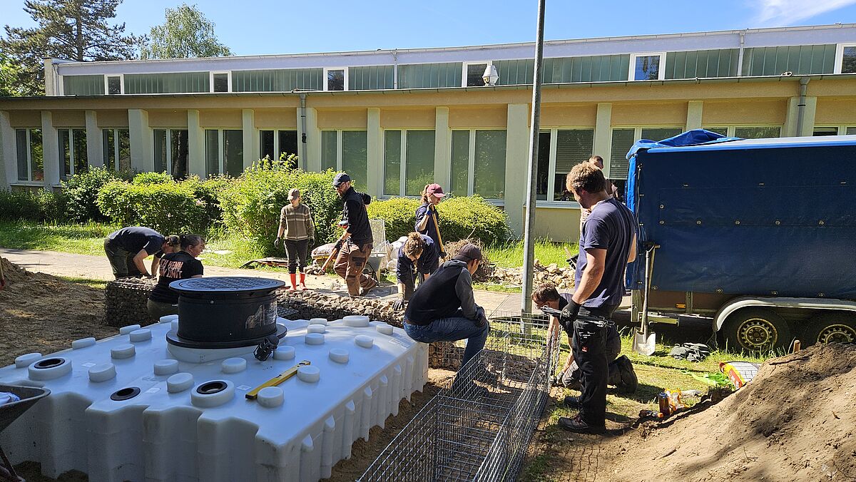 Studierende während der Bauphase der Zisterne und Drahtschotterkörbe