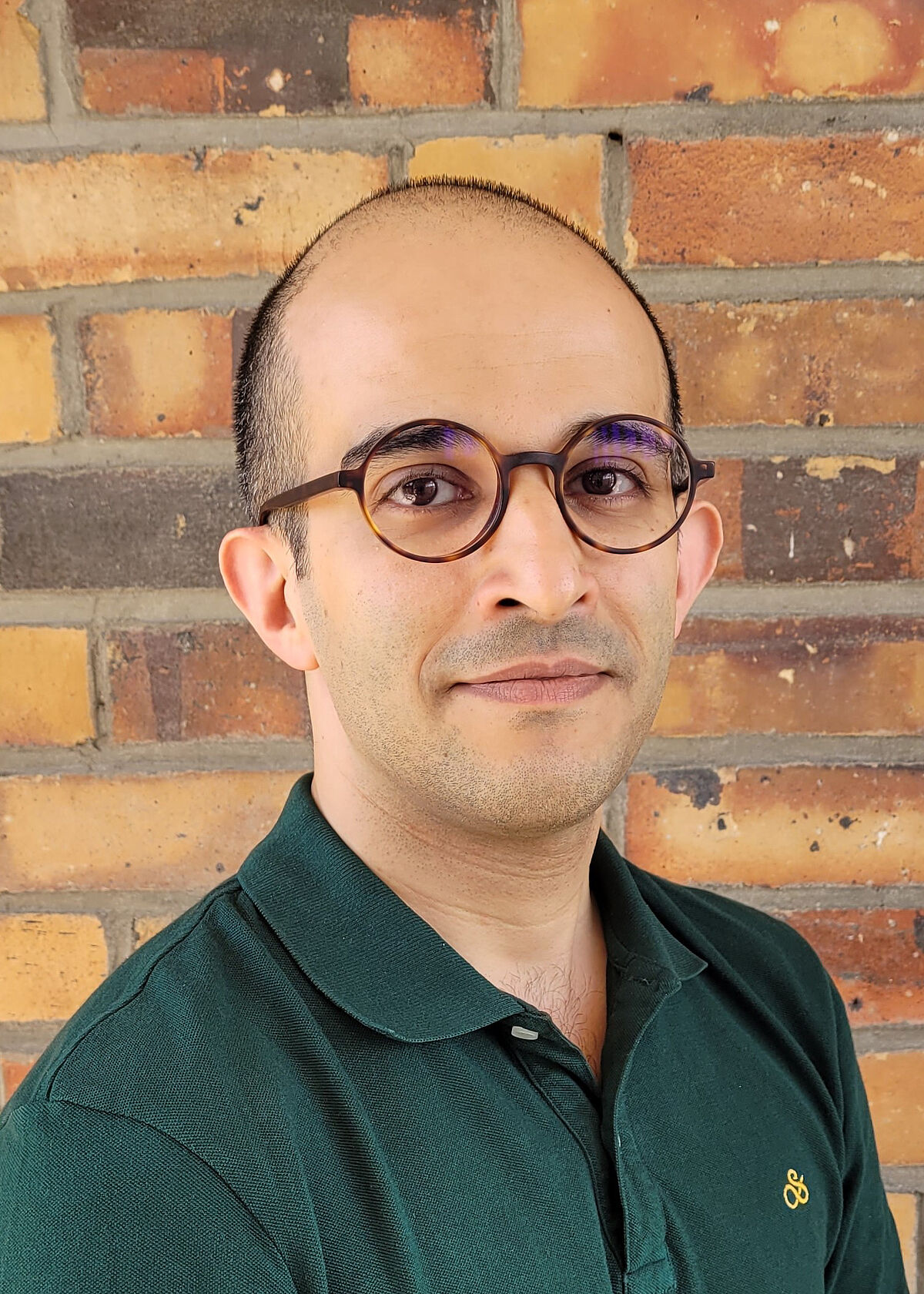 Portrait Dr. Ehsan Ebrahimi in front of a stone wall