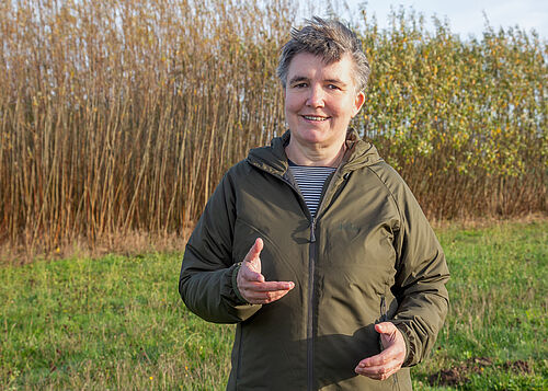 Christel Baum vor der Rostocker Versuchsfläche. (Foto: Universität Rostock/Julia Tetzke).