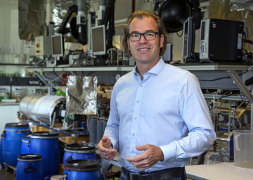 Dr. Jörg Burgstaler im innovativen Verfahrenslabor der Agrar-und Umweltwissenschaftlichen Fakultät. (Foto: Universität Rostock/Julia Tetzke).