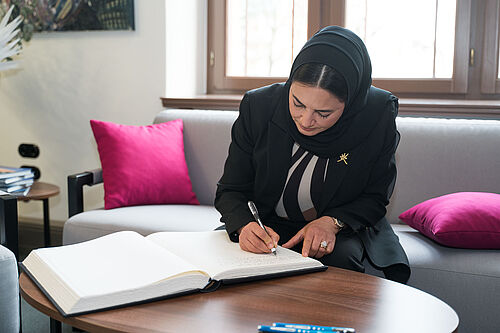 Die Botschafterin Maitha Saif Majid Al Mahruqi trägt sich in das Gästebuch der Universität Rostock ein. (Foto: Martin Börner).