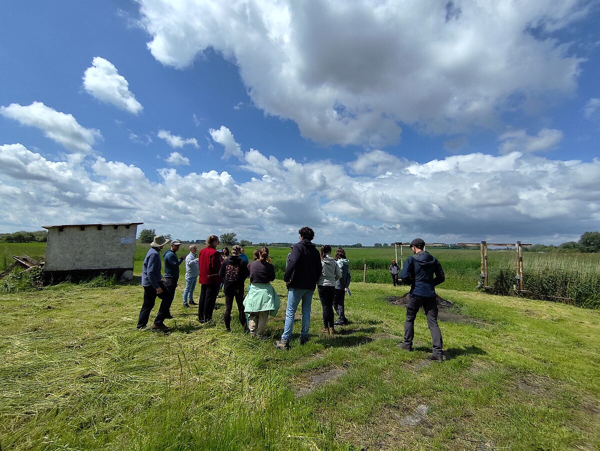 Exkursionsgruppe an der Beke - Schöpfwerk Plage